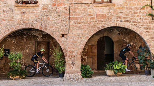 pueblos medievales de la costa brava en bici